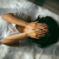 悲しむ女性