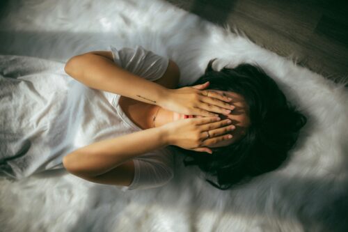 悲しむ女性