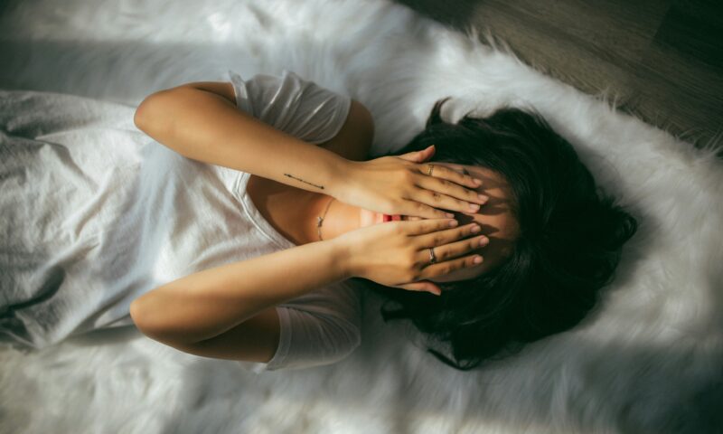 悲しむ女性